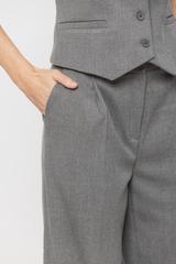 Szare garniturowe spodnie ze szlufkami i kieszeniami