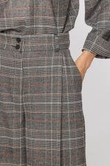 Szare luźne spodnie w brązową kratkę