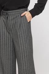 Szare luźne spodnie z mankietem i wzorem jodełki