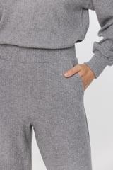 Szare spodnie z ciepłej prążkowanej dzianiny