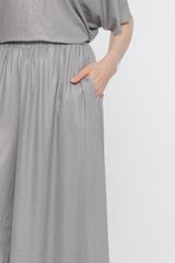 Szare spodnie z delikatnie połyskującej lekkiej tkaniny