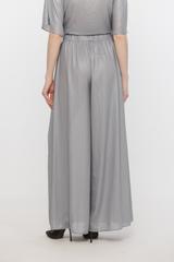 Szare spodnie z delikatnie połyskującej lekkiej tkaniny