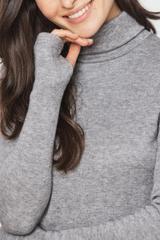 Szary golf z ciepłej dzianiny z rękawem typu rękawiczka