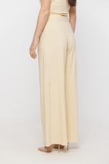 Szerokie letnie spodnie z żółtej miękkiej dzianiny