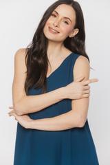 Szyfonowa morska sukienka z efektowym wiązaniem na plecach