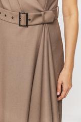 Szykowna kopertowa sukienka w kolorze cappuccino