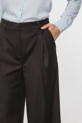 Szykowne ciemnobrązowe spodnie z szerokimi nogawkami