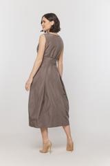 Taftowa sukienka midi z paskiem i kieszeniami