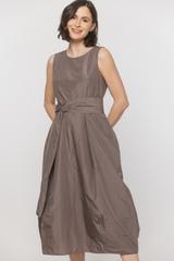 Taftowa sukienka midi z paskiem i kieszeniami