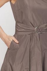 Taftowa sukienka midi z paskiem i kieszeniami