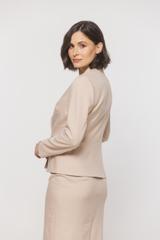 Taliowany beżowy żakiet z delikatnymi poduszkami