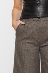 Wełniane spodnie w jodełkę  o długości 7/8