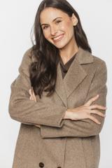 Wełniany beżowy płaszcz zapinany dwurzędowo