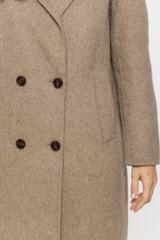 Wełniany beżowy płaszcz zapinany dwurzędowo