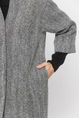 Wełniany płaszcz z dzianinowym czarnym ściągaczem