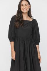 Wieczorowa czarna sukienka z tafty z marszczeniem i bufkami