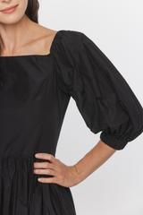 Wieczorowa czarna sukienka z tafty z marszczeniem i bufkami