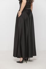 Wieczorowa rozkloszowana spódnica z czarnej satyny