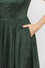 Wieczorowa suknia z tafty w kolorze królewskiej zieleni