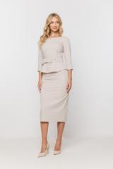 Wizytowa beżowa bluzka z paskiem i dekoltem łódka