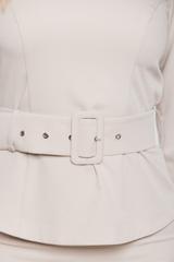 Wizytowa beżowa bluzka z paskiem i dekoltem łódka