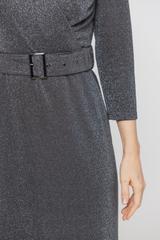 Wyjściowa srebrzystoszara sukienka z kopertowym dekoltem