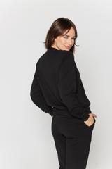 Czarna bluza typu bomberka