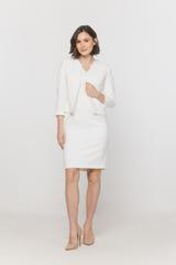 Żakiet ecru z zapięciem na haftkę i rękawem 7/8