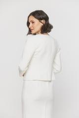 Żakiet ecru z zapięciem na haftkę i rękawem 7/8