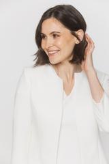 Żakiet ecru z zapięciem na haftkę i rękawem 7/8