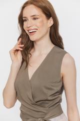 Zakładana bluzka khaki z wiązaniem w talii