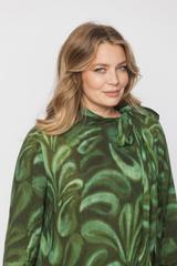 Zielona wzorzysta bluzka z eleganckim wiązaniem