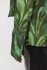 Zielona wzorzysta bluzka z eleganckim wiązaniem