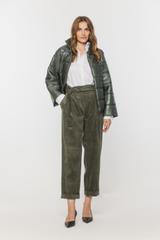 Zielone sztruksowe spodnie z paskiem i kieszeniami