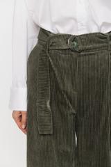 Zielone sztruksowe spodnie z paskiem i kieszeniami