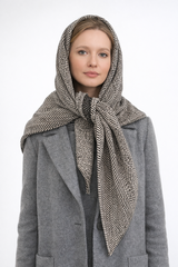 Zimowa trójkątna chusta w jodełkę