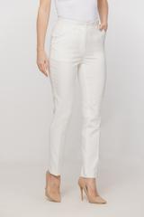 Zwężane jasne spodnie w kant o klasycznym fasonie