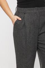 Zwężane spodnie w jodełkę z dodatkiem wełny