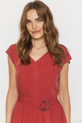 Zwiewna ceglana sukienka z paskiem