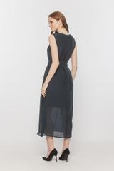 Zwiewna granatowa sukienka z długim stylowym paskiem