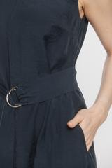 Zwiewna granatowa sukienka z długim stylowym paskiem