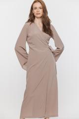 Zwiewna kobieca sukienka z rozszerzanym rękawem