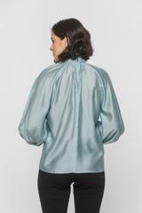 Zwiewna miętowa koszula z bufiastym rękawem