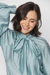 Zwiewna miętowa koszula z bufiastym rękawem