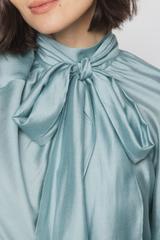 Zwiewna miętowa koszula z bufiastym rękawem