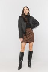 Zwiewna narzutka z efektownymi frędzlami w kolorze czarnym