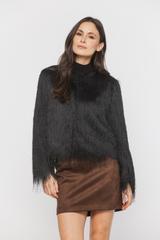 Zwiewna narzutka z efektownymi frędzlami w kolorze czarnym