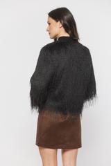 Zwiewna narzutka z efektownymi frędzlami w kolorze czarnym