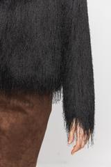 Zwiewna narzutka z efektownymi frędzlami w kolorze czarnym