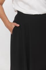 Zwiewna czarna spódnica midi o wizytowym charakterze